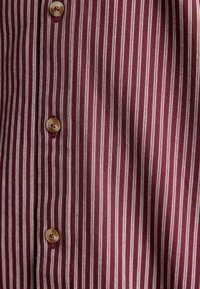 Ei valittu, burgundy red stripe