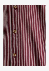 Nevybráno, burgundy red stripe