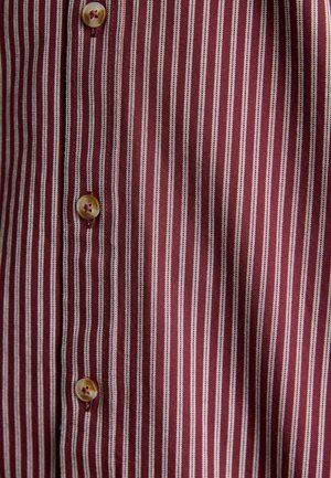 Maroon-weiß gestreiftes Hemd mit vorne geknöpftem Verschluss, abgerundeten Knöpfen und weicher Textilstruktur.