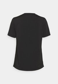 Zwart T-shirt met korte mouwen en een ronde hals. Glad materiaal met zijsplitten, voorzien van een standaard pasvorm en zonder zichtbare logo's of patronen.