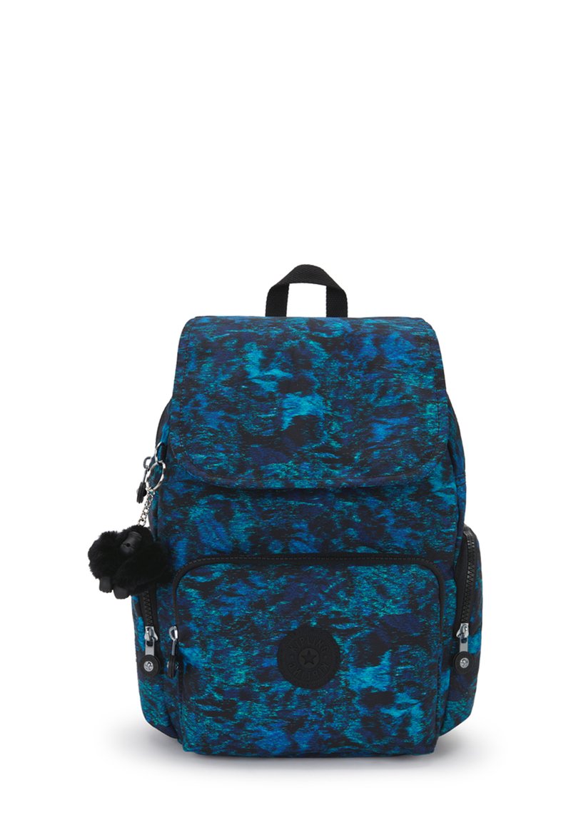 Mochila con un patrón abstracto en azul y negro, construida a partir de un tejido de textura suave. Incluye un bolsillo frontal con cremallera y un detalle de pompom.