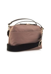 Borsa a mano in nylon marrone con una forma strutturata. Presenta una tracolla nera, ferramenta dorata e una chiusura con zip. Texture liscia e design compatto.