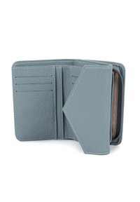Portefeuille en cuir bleu avec une finition texturée, doté de plusieurs emplacements pour cartes et d'un compartiment zippé pour la monnaie ou de petits objets.