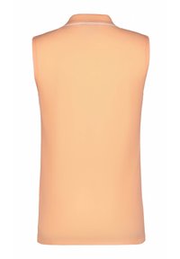 Polo sans manches de couleur pêche clair, fabriqué en tissu lisse, doté d'un col côtelé avec un accent blanc le long de l'encolure.