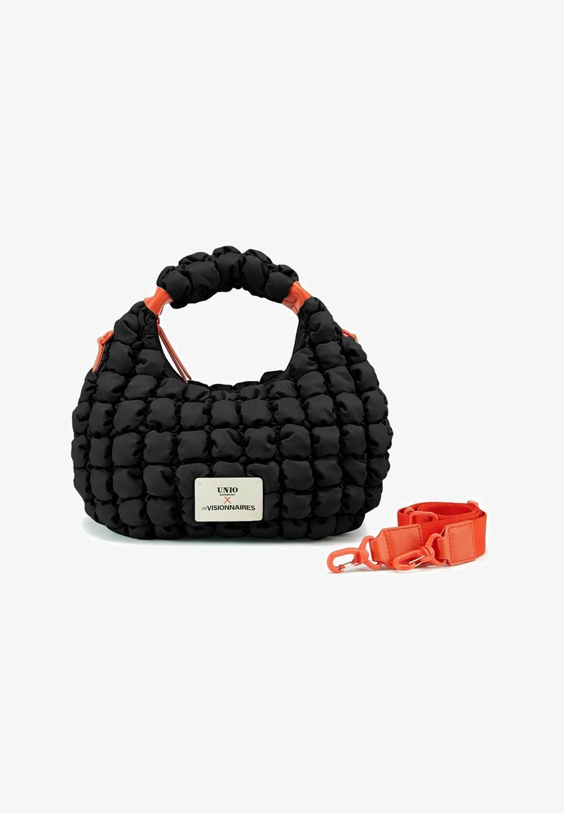 Sac à main noir en duvet avec une texture matelassée, doté d'une anse orange et d'une plaque logo en argent. Comprend une anse orange détachable supplémentaire.