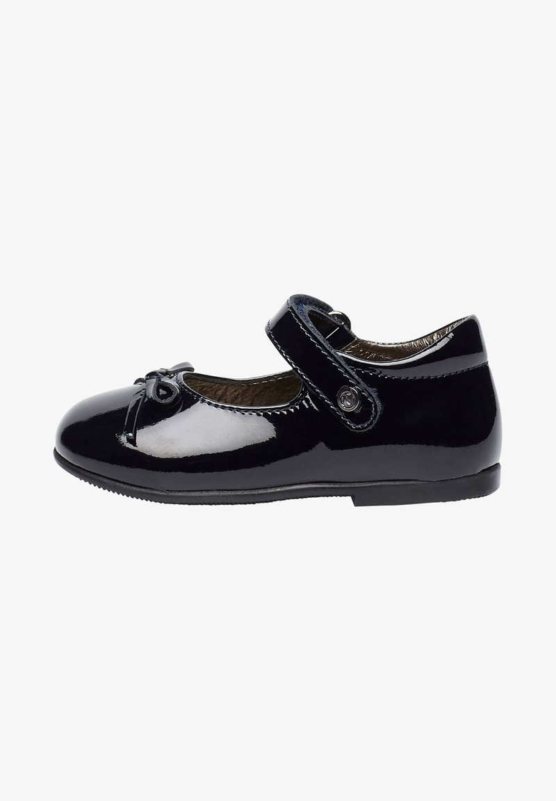 Chaussure Mary Jane en cuir verni noir avec une bride en velcro et un petit nœud sur l'avant arrondi, conçue pour les enfants.