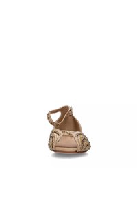 Scarpa nude con cinturino alla caviglia, decorata con perline, design con punta aperta e dettagli curvi sul davanti. Texture liscia e forma delicata.