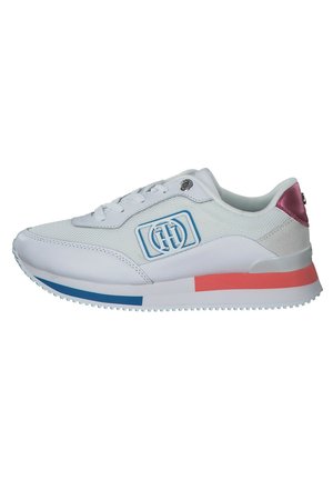 Baskets blanches en matériaux mesh et cuir, logo bleu, accent de talon rose et semelle multicolore avec des rayures bleues et rouges.