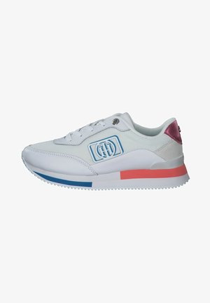 Witte sportieve schoen met mesh- en leermaterialen, blauw logo, roze hielaccent en een multikleuring zool met blauwe en rode strepen.