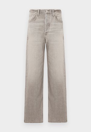 Šviesiai pilkos džinsinės kelnės plačiomis kojomis, pasižyminčios išblukusia tekstūra, penkiomis kišenėmis, priekyje esančiu mygtukų užsegimu ir diržo kilpomis.