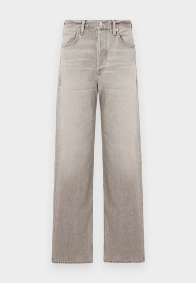 Platiešanas bikses gaišā pelēkā džinsā ar izbalējušu tekstūru, piecas kabatas, priekšējā pogu aizdare un jostas cilpas.