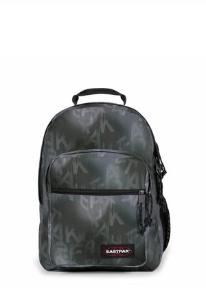 Sort og grå Eastpak rygsæk med lynlåslomme foran, mønstret med abstrakte bogstaver og med et bærehåndtag øverst.