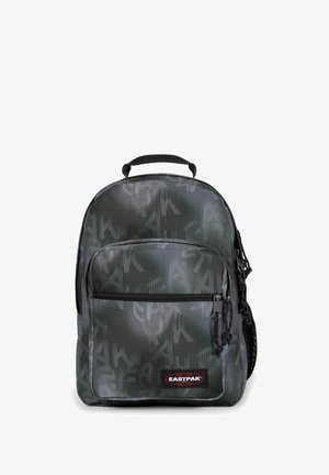 Sort og grå Eastpak rygsæk med lynlåslomme foran, mønstret med abstrakte bogstaver og med et bærehåndtag øverst.