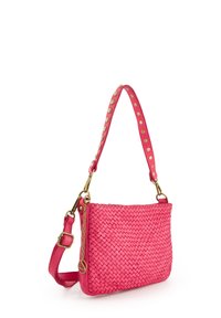 Woven różowa skórzana torba na ramię z złotymi akcentami, z dżetowanym paskiem i prostokątnym kształtem. Gładka tekstura podkreśla jej design.