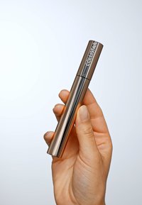Collistar mascara i en smidig, metallisk bronsfärgad tub med en glansig finish, med en distinkt logotyp på locket och en cylindrisk form.