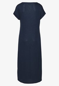 Robe bleu marine à coupe décontractée, à manches courtes et à col rond, fabriquée en tissu léger avec une texture légèrement chinée.