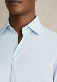 Reiss REGULAR FIT VOYAGER LONG-SLEEVE TRAVEL - Alkalmi ing - soft blue