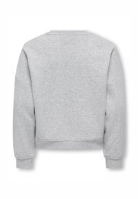 Világosszürke pulóver crop fazonnal, kerek nyakkal és hosszú ujjakkal, bordázott mandzsettákkal. Simaság, látható mintázat nélkül.