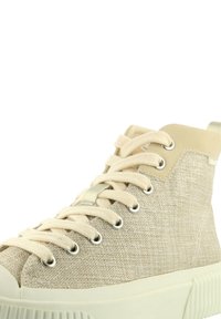 Beige High-Top-Sneaker aus strukturiertem Stoff, ausgestattet mit flachen Schnürsenkeln, Metallösen und einer klobigen weißen Gummisohle.