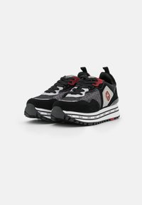 Sneakers neri in mesh e suede con accenti rossi e un logo argentato. Presentano una suola testurizzata e lacci per una vestibilità sicura. Design leggero.