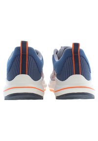 Niebieskie buty sportowe z siateczkową cholewką, pomarańczowymi akcentami i białą podeszwą. Posiadają wyściełany kołnierz i teksturowany piętę dla lepszego wsparcia.