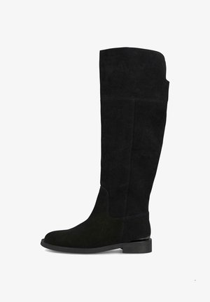 Czarne zamszowe kozaki do kolan z okrągłym czubkiem, płaskim obcasem i gładką fakturą. Charakteryzują się prostą sylwetką i minimalnymi detalami szwów.
