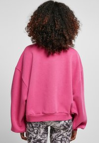 Urban Classics OVERSIZED TRIANGLE CREW NECK - Melegítőfelső - brightviolet
