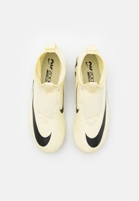 Botas de fútbol Nike Zoom Mercurial en color amarillo pálido, con un logo negro, textura suave, correa elástica y un diseño minimalista.