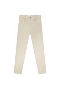 Pantalones de algodón beige con un corte slim, cuatro bolsillos y cierre de botón. La tela tiene una textura suave y un color neutro claro.