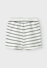 Pantaloni corti bianchi con sottili righe navy, realizzati in un materiale testurizzato. Vita elastica, tessuto a coste e orlo dritto per un look casual.