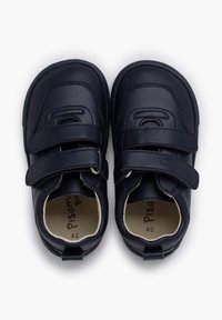 Zapatos infantiles azul marino con dos correas de Velcro, punta redondeada y acentos de tela texturizada. Interior marcado con la talla.