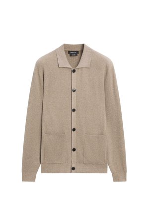 Beige ribstrikket cardigan med lange ærmer, sorte knapper, to forlommer og en lille krave.