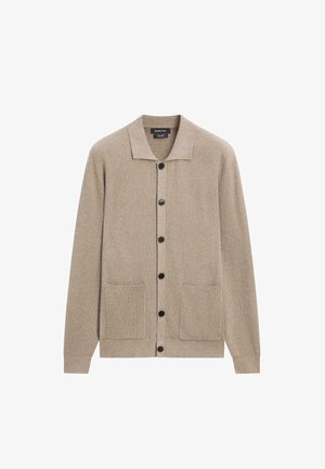 Beige ribstrikket cardigan med lange ærmer, sorte knapper, to forlommer og en lille krave.