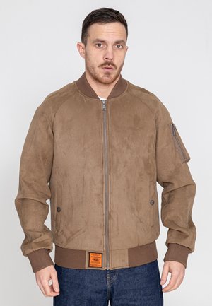 Braune Bomberjacke aus glattem Wildleder mit gerippten Bündchen und Saum, ausgestattet mit einem Reißverschluss vorne, seitlichen Taschen und einem Patch-Label auf der Taille.