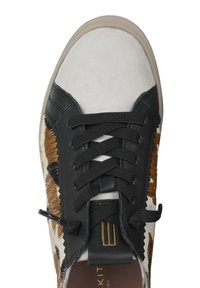 Sneaker con una toma in pelle nera, punta in suede bianco, lato con stampa animale marrone, lacci neri e dettaglio del logo dorato sulla linguetta.