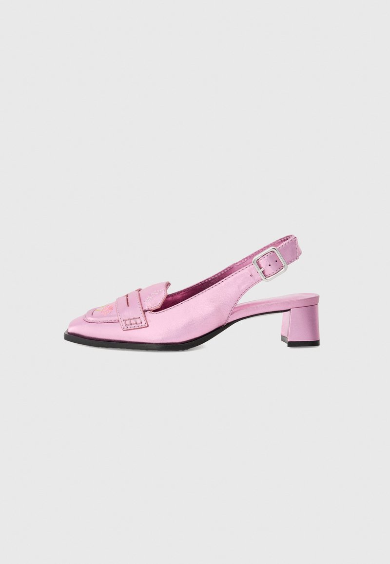 Escarpin en satin rose à talon bloc bas, pointe fine, détail brodé et bride à boucle en argent sur fond neutre.