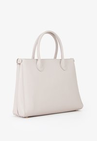 Borsa strutturata in materiale sintetico beige chiaro. Presenta due manici superiori, una texture liscia e un design minimalista senza hardware visibile.
