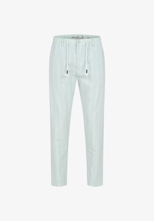 Lichtblauwe slim-fit broek met witte verticale strepen en een witte trekkoord in de tailleband, voorzien van een knoop en ceintuurlussen.