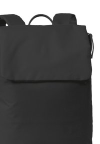 Sac à dos noir avec un tissu texturé, une fermeture à rabat supérieur, des bretelles réglables et une poignée supérieure pour un transport facile.