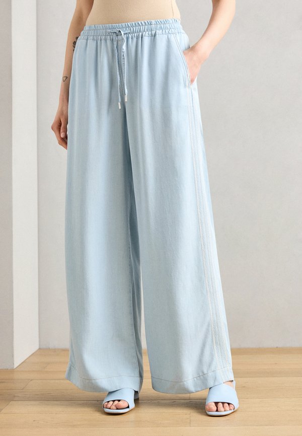 OLLIE - Flared Jeans