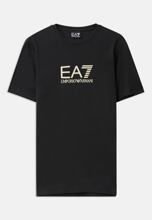 Fekete pamut póló, arany EA7 Emporio Armani logóval a mellkasán. Rövid ujjú és kerek nyakú dizájn.