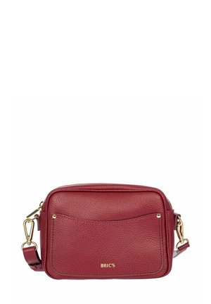 Sac à bandoulière en cuir rouge avec une finition texturée, quincaillerie dorée et une poche frontale. Dispose d'une bandoulière réglable et d'un logo en relief.