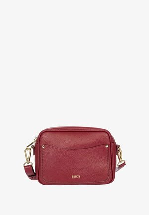 Sac à bandoulière en cuir rouge avec une finition texturée, quincaillerie dorée et une poche frontale. Dispose d'une bandoulière réglable et d'un logo en relief.