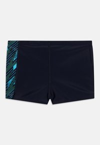 Bañador que presenta un cuerpo azul marino, cinturilla elástica y un diseño geométrico en verde y azul en el lado izquierdo. Material suave y elástico.