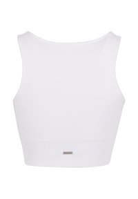 Top corto bianco a costine con scollatura tonda, design aderente e un piccolo logo argentato sul bordo. Texture del tessuto liscia.