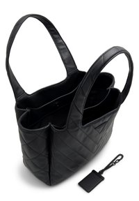 Svart vadderad läderhandväska med två handtag och öppen topp, visad tillsammans med en matchande svart lädernyckelring med kedja.