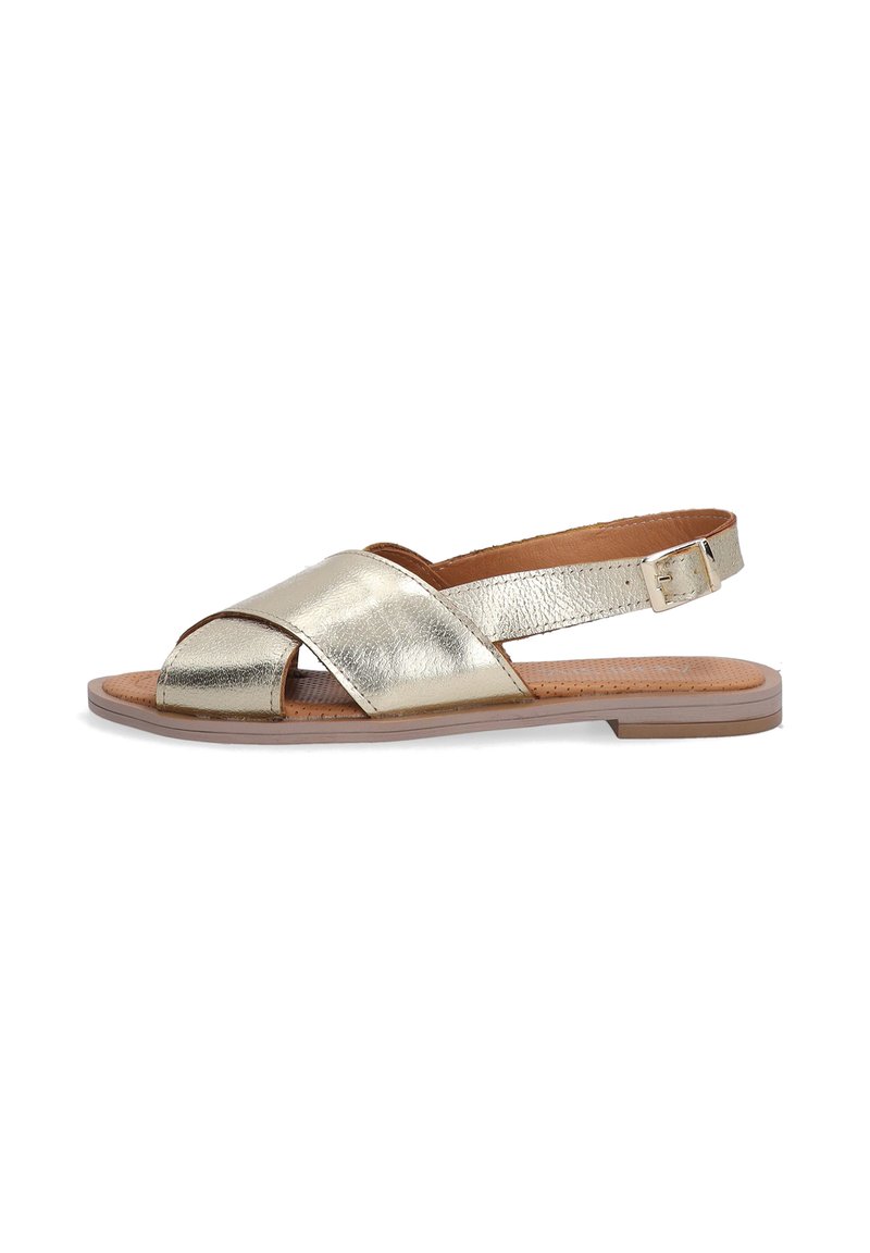 Gouden metallic slingback sandalen met kruisbanden en een open teen, voorzien van een platte, bruine getextureerde inlegzool en een verstelbare enkelgesp.