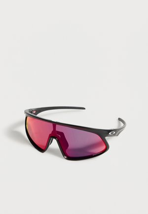 Lunettes de sport noires enveloppantes avec verres miroirs rouges et logo Oakley sur la branche, présentées sur fond blanc.