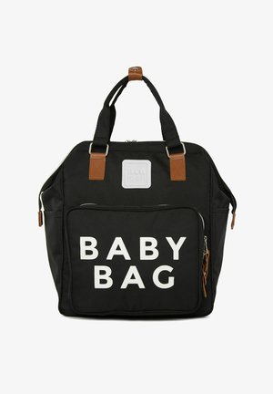 Črn platneni nahrbtnik za dojenčke z usnjenimi dodatki, s poudarnim belim napisom "BABY BAG", z zadrgo in dvojno zgornjo ročajem za enostavno nošenje.
