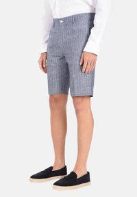Pantaloni corti a righe blu e bianche realizzati in tessuto leggero, con una vestibilità su misura, due tasche e chiusura con bottone in vita.